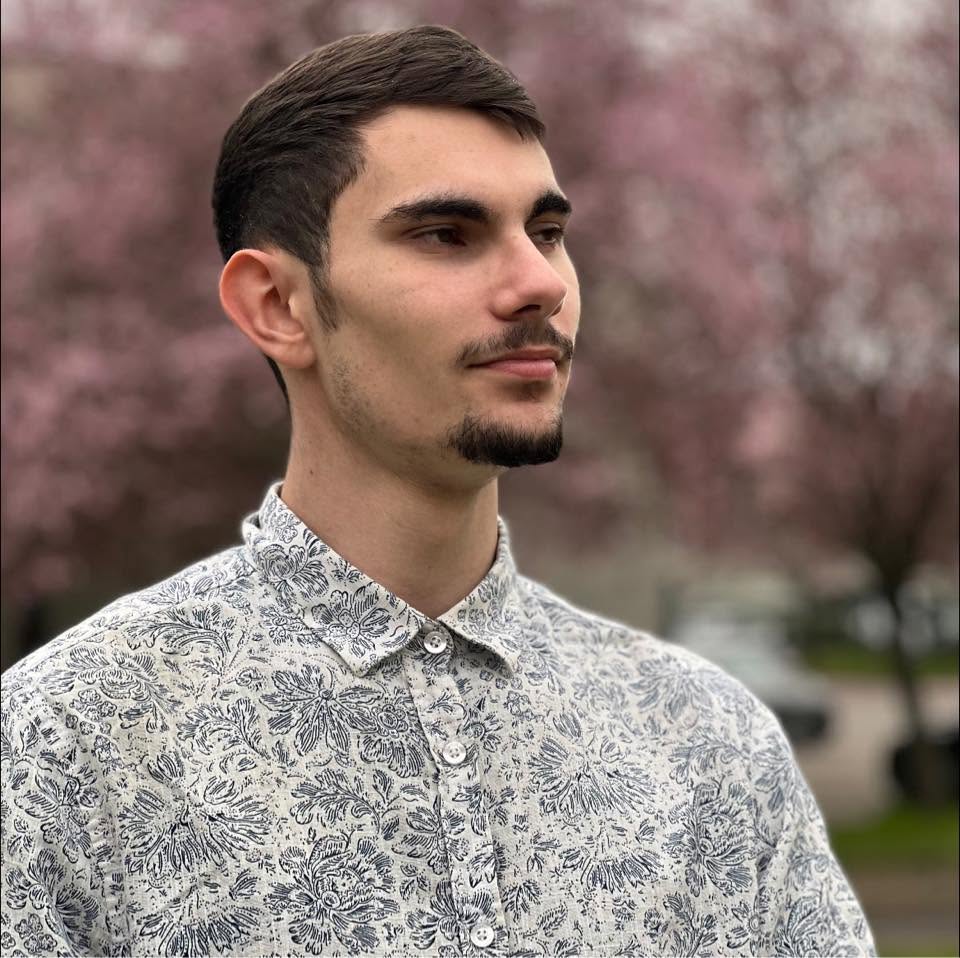 Portrait de Julien ROY devant des cerisiers en fleurs